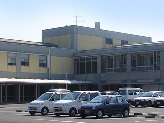 建物外観と駐車場  