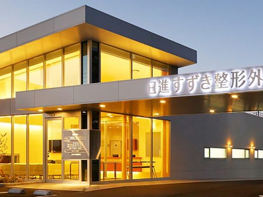 明るい外観の建物  