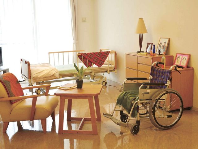 広々とした居室 居室 自然光が差し込む広々とした居室では、快適に過ごしていただけます。家具も使いやすく配置されています。
