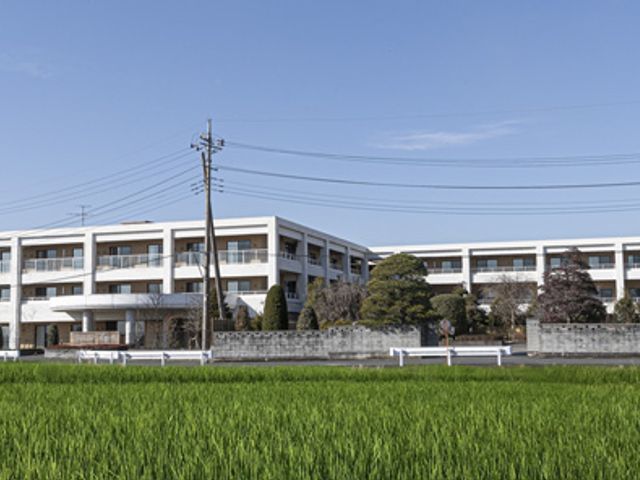 広々とした建物の外観 外観 緑豊かな環境に囲まれた建物です。心地よい風景に包まれて、働くための素晴らしいロケーションです。
