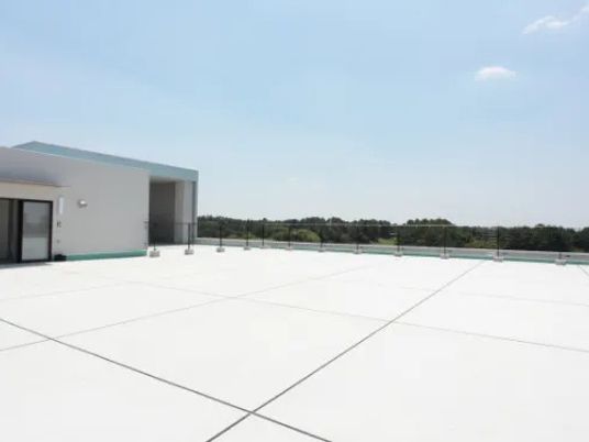 開放的な屋上テラス  
