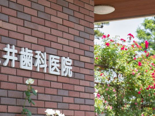 花咲く外壁の看板  