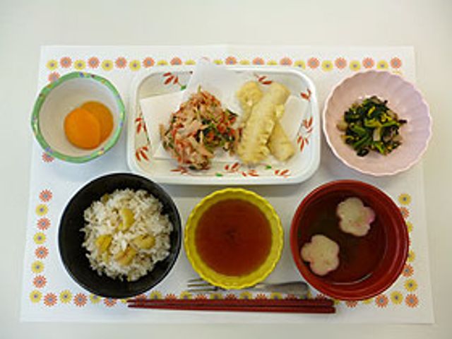 彩り豊かな昼食<br> 料理<br> 季節の食材をふんだんに使った彩り豊かな昼食です。栄養バランスに配慮したメニューで健康的です。