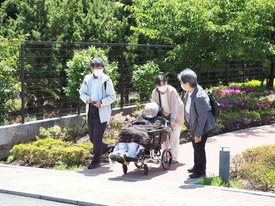 散歩する様子の中庭
