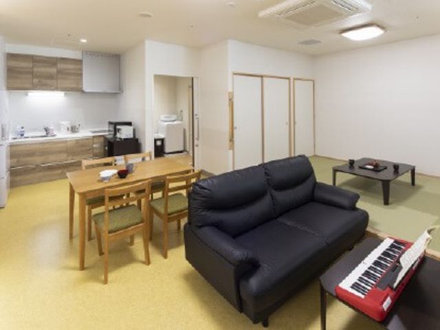 明るい共用リビング  