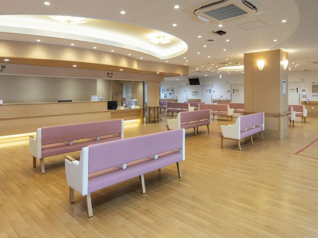 明るい受付前の待合室