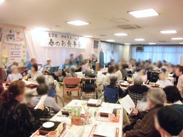 季節のイベント風景 ダイニングルーム お祭りのような賑やかな雰囲気の中で、利用者が音楽を楽しみながら交流を深めています。