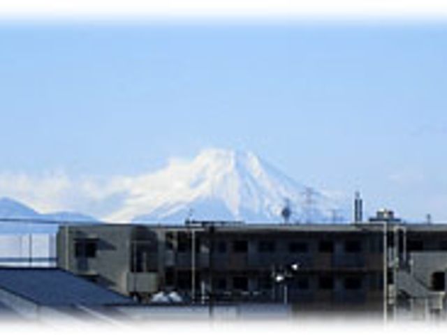 雪山を望む居室 居室 清々しい雪山の景色を望む居室の窓からは、季節の移ろいを感じながら穏やかなひとときをお過ごしいただけます。