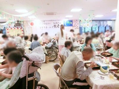 賑やかな食堂