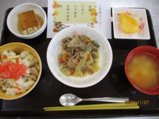 彩り豊かな食事プレート
