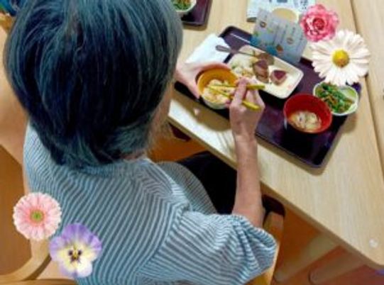 食堂で食事を楽しむ人