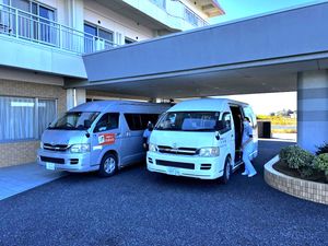 送迎車のある玄関  