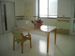 明るい居室の食卓  