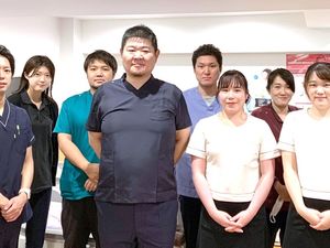 スタッフが並ぶ室内  