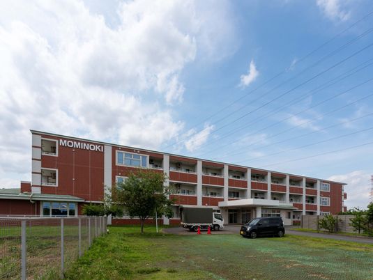 広い駐車場の建物外観
