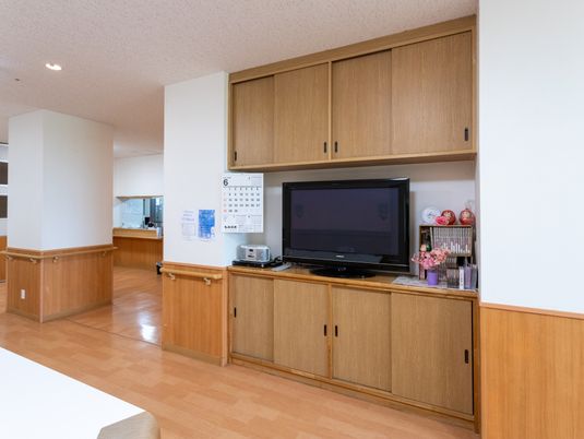 明るいテレビが置かれた空間