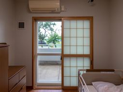 大きな窓のある居室