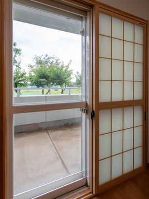 ガラス戸と庭の風景