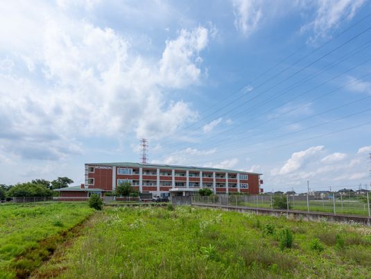 広大な敷地を望む建物外観