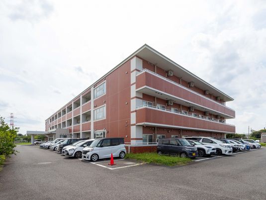 駐車場と建物の外観