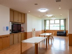 自然光の明るいラウンジ