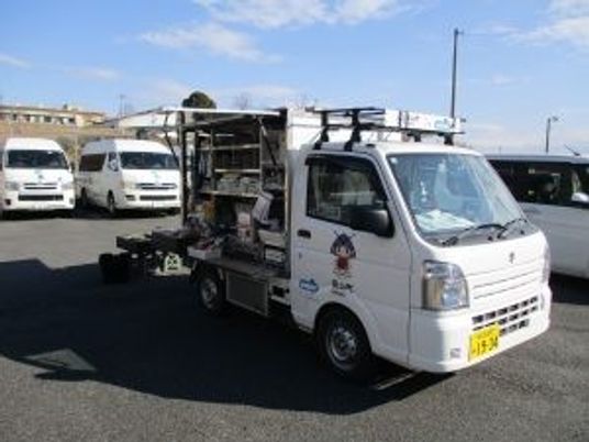 送迎車が停車する外観  