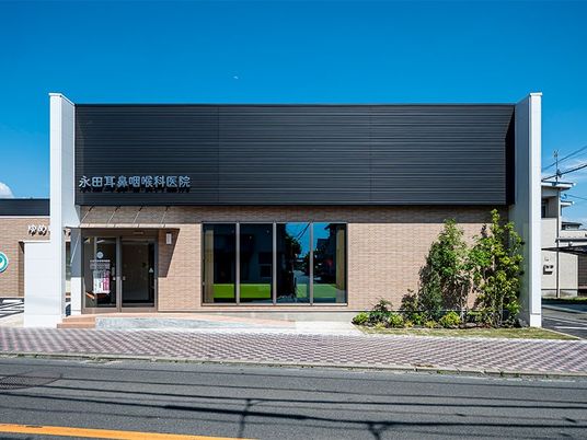 明るい外観の建物正面  
