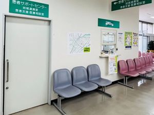待合椅と案内表示の廊下  