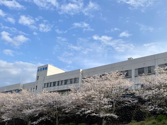 桜に囲まれた建物外観  