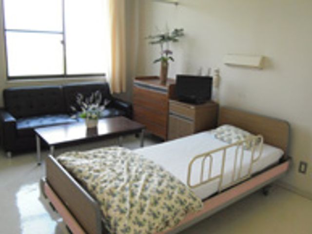 広々とした居室 居室   広々とした空間で、明るい窓辺と快適なベッドが備わっています。くつろぎの時間をお過ごしいただけます。