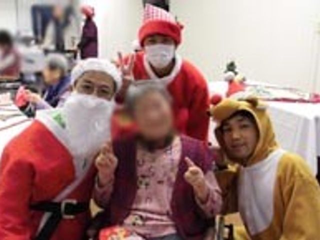 楽しいひととき スタッフイメージ スタッフと利用者が笑顔で交流し、楽しそうな雰囲気です。和やかな時間が流れています。