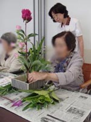 談笑する居室