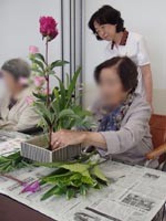 談笑する居室