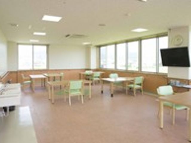 広々とした共有スペース ラウンジ 広々としたラウンジは、自然光が差し込み明るい空間です。椅子に座ってゆったりと過ごせます。