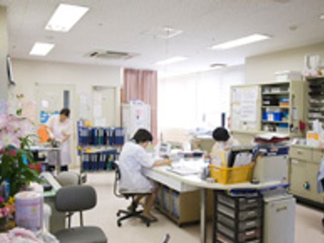 広々とした空間の室内 内観 明るい空間で、スタッフが作業をしやすい環境が整っています。快適な職場です。