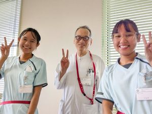 笑顔の職員3人の内観  