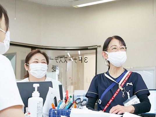スタッフが立つ受付  