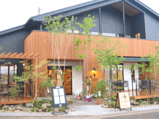 木目調の外観と植栽の建物外観  