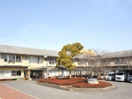 建物前の広場と駐車場が見える外観  