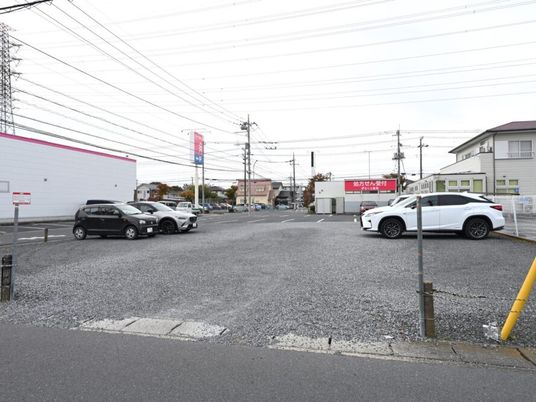 駐車場と受付の外観  