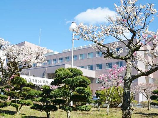 桜咲く施設外観  