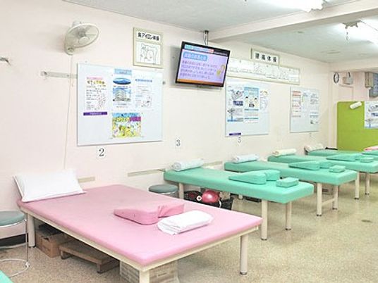 訓練ベッドの並ぶ機能訓練室