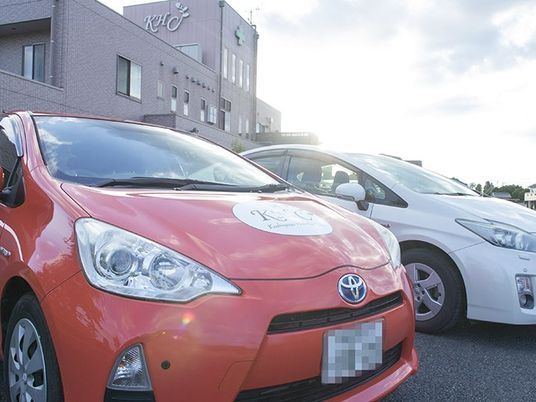 送迎車が並ぶ外観  