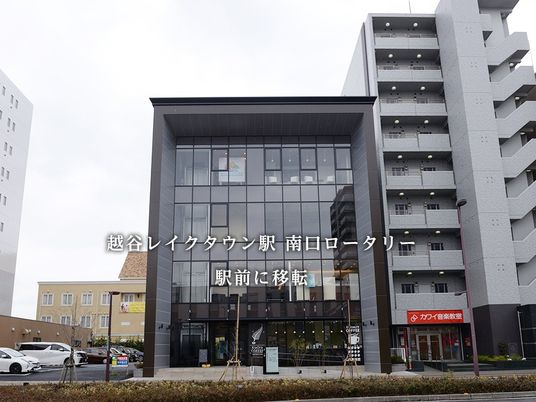 駅前の外観  