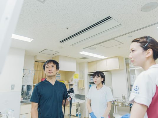医療スタッフが集う処置室  