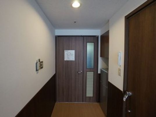 落ち着いた廊下の先の扉  
