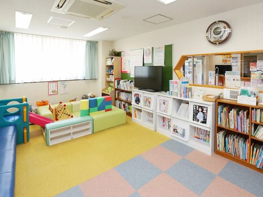 明るい遊び場のラウンジ  