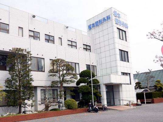 白い建物の外観  