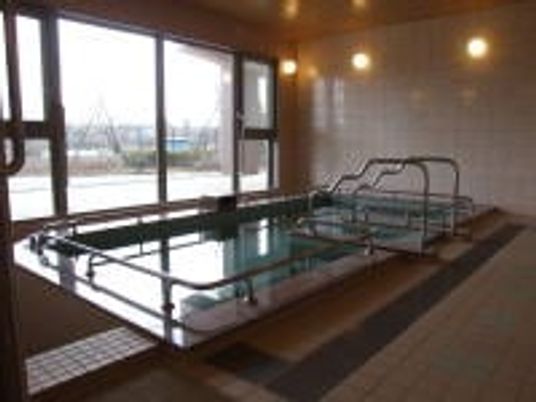 明るい室内の浴室  