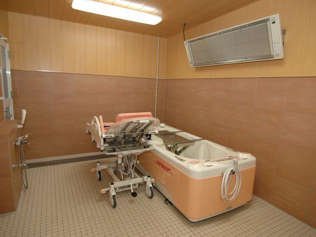 機能的な浴室 浴室 広々とした洗い場と専用設備が整った浴室です。安心して快適な入浴が可能になっています。